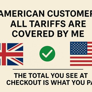 K&ouml;nnte beinhalten: Bild mit Text: "AMERICAN CUSTOMERS! ALL TARIFFS ARE COVERED BY ME. THE TOTAL YOU SEE AT CHECKOUT IS WHAT YOU PAY." Enth&auml;lt die Flaggen des Vereinigten K&ouml;nigreichs und der Vereinigten Staaten sowie ein gr&uuml;nes H&auml;kchen.