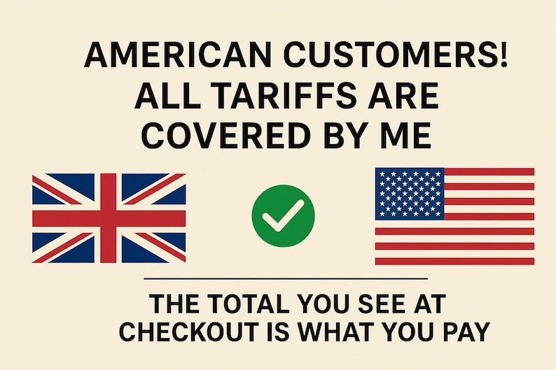 K&ouml;nnte beinhalten: Bild mit Text: "AMERICAN CUSTOMERS! ALL TARIFFS ARE COVERED BY ME. THE TOTAL YOU SEE AT CHECKOUT IS WHAT YOU PAY." Enth&auml;lt die Flaggen des Vereinigten K&ouml;nigreichs und der Vereinigten Staaten sowie ein gr&uuml;nes H&auml;kchen.
