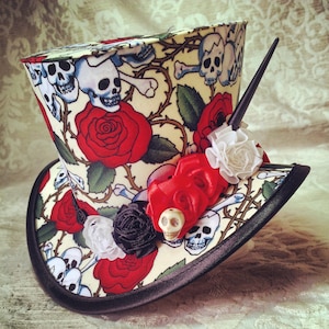 Black and red Gothic Lolita mini top hat for pretty goth, Gothic wedding, Gothic girl or Sweet Lolita. Geek wear, Gothic gifts for girls
