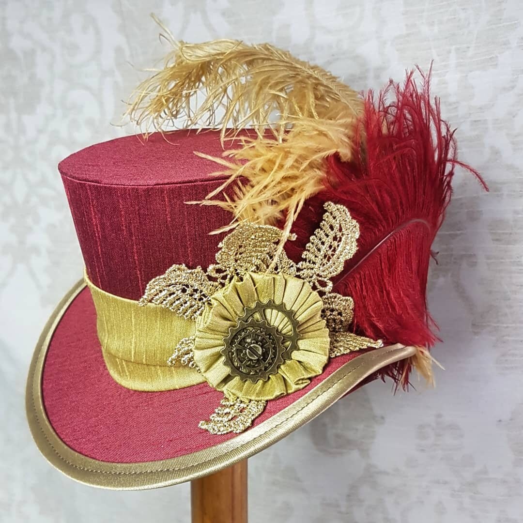 Photo D'un Chapeau Doré Avec Un Tissu Rouge