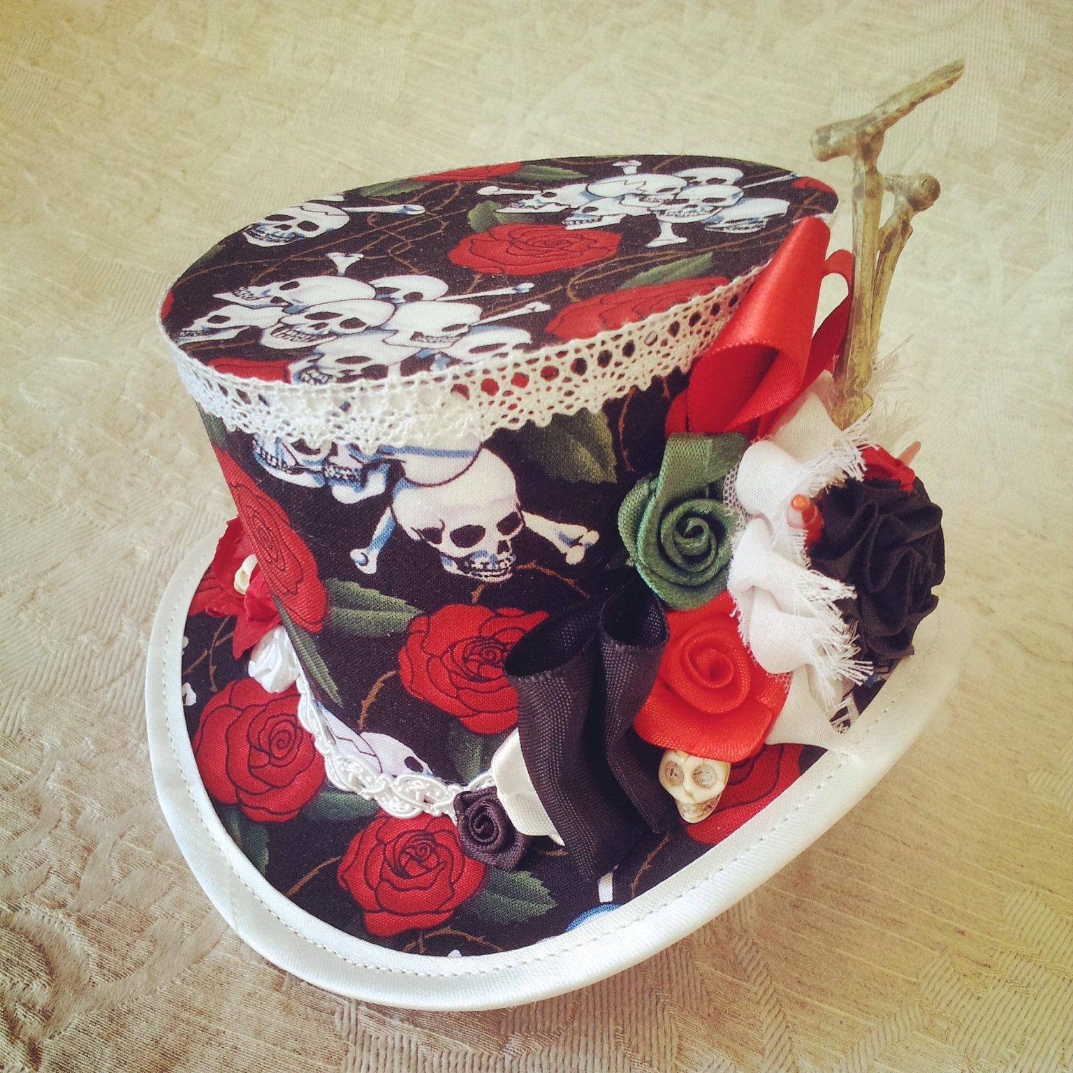 Victorian Red Black Mini Cocktail Top Hat Lace Fascinator Costume Burlesque New Victorian Red Black Mini Cocktail Top Hat Lace Fascinator Costume Burlesque New