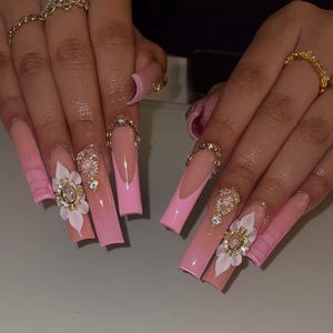 3D-bloem roze krokodilprint luxe pers op nagels | XL vierkante punt met hangende bedels en strassteentjes | Lange nagels voor schone meisjes