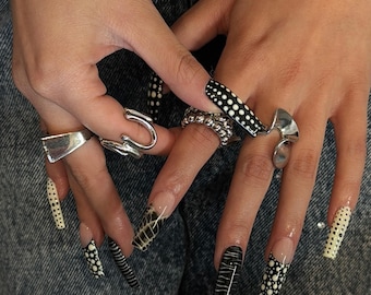 Gestippelde werveling pers op de nagels | Zwart-witte nailart | Handgemaakte lange kistnagels | Retro-geïnspireerd | Levendige beige zwarte pers-ons