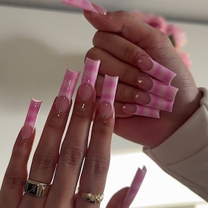 Uñas francesas con punta a presión en rosa bebé / Uñas largas cuadradas a rayas / Uñas suaves kawaii con diamantes de imitación / Uñas femeninas a presión