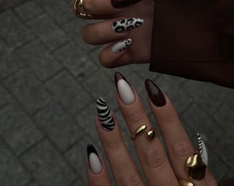 Jungle glamour druk op de nagels | Nagels met zebra- en luipaardpatroon | Gouden ketting met parelaccent | Luxe edgy persen | Handgemaakte nagels