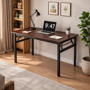 Puede incluir: Un escritorio rectangular marrón oscuro con patas de metal negro. Una computadora portátil que muestra "9:47" está sobre el escritorio, junto con una lámpara de escritorio negra, una taza blanca y dos cuadros enmarcados. También se ven una estantería de madera y una planta en maceta. El escritorio mide unos 120 cm de largo.
