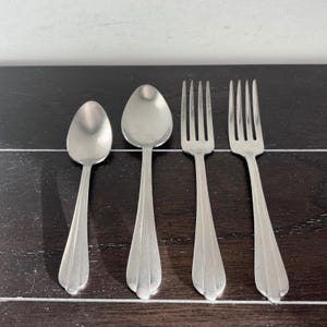 Puede incluir: Juego de tres tazas de cerámica con un esmalte moteado color crema. Cada taza presenta un diseño floral pintado a mano en tonos azules, verdes y amarillos. Las tazas tienen una forma simple y redondeada.