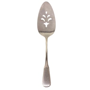 Peut inclure: Une pelle à tarte argentée avec un motif floral ajouré. La pelle a un long manche fin et une large tête de forme ovale. La tête présente un motif ajouré décoratif. La pelle est en métal brillant et réfléchissant.