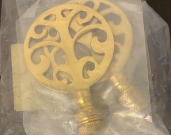 Remates de lámpara vintage de latón con forma de árbol de la vida de Lillian Vernon, juego de 2, con detalles dorados.