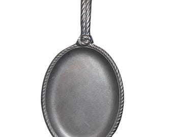 Sartén ovalada vintage Wilton RWP de peltre con mango de cuerda y fondo texturizado