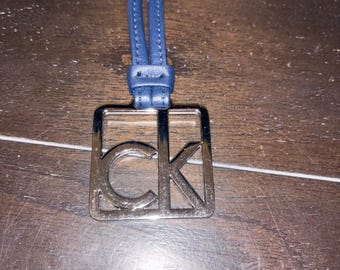 Calvin Klein / Logotipo de CK / Charm para bolso / Cuero azul marino / Llavero cuadrado plateado