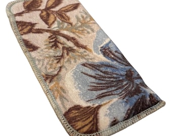 Estuche/funda suave para gafas de terciopelo estilo vintage con estampado floral botánico, color azul y marrón.
