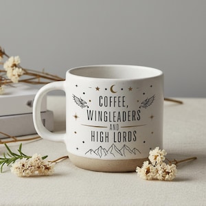Kubek „Kawa, Wingleaders i Wysocy Lordowie” – prezent dla miłośników fantasy, kubek inspirowany ACOTAR – prezent dla miłośników książek – Sarah J Maas Merch BookTok Mug