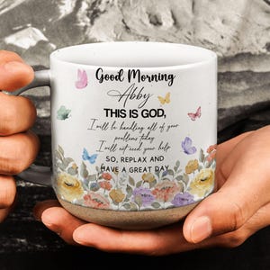 Könnte beinhalten: Weißer Keramikbecher mit grauem Griff, mit dem Text "Good Morning Abby, THIS IS GOD, I will be handling all of your problems today, I will not need your help, SO, REPLAX AND HAVE A GREAT DAY." Verziert mit Schmetterlingen und floralen Akzenten.