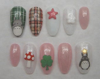 Mein Nachbar Totoro Drücken Sie auf die Nägel | Niedliches Ghibli Nail Art Set | Süßer Kawaii Wald Freund Nail Art | Karo- & Pilzdesign