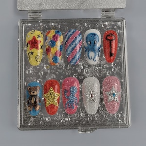 Handgefertigtes Glitter Press On Nails Set - Süßes Teddy, Sterne, Oktopus & lustiges Cartoon Designs | Bunte wiederverwendbare falsche Nagelkunst
