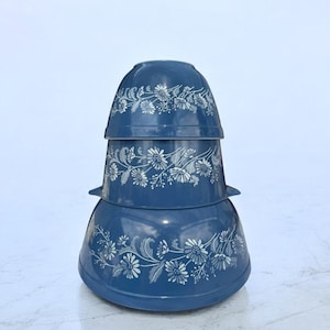Set of 3 Vintage Pyrex Colonial Mist Mixing Bowls – Blue & White Nesting Bowls – 1980s Floral Kitchenware