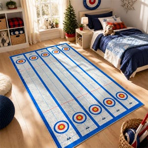 Könnte beinhalten: Ein rechteckiger Curling-Teppich mit hellgrauem Hintergrund und blauen Rändern. Der Teppich zeigt sechs Curling-Ziele mit roten und gelben konzentrischen Kreisen. Blaue Linien verlaufen in Längsrichtung und ahmen ein Curling-Feld nach.