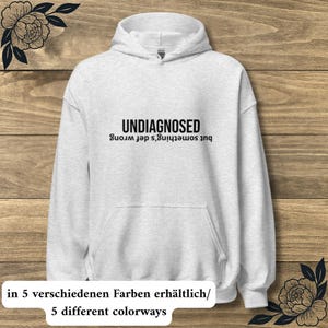 Felpa con cappuccio non diagnosticata – Divertente felpa con cappuccio sulla salute mentale | ADHD, autismo, neurodivergenza | Felpa con cappuccio con scritta in più colori
