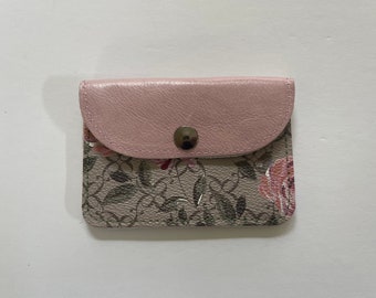 Pretty in Pink: Stylish Floral Card Holder for a Touch of Elegance