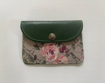 Refreshing Green: Chic and Compact Floral Card Holder in Leather