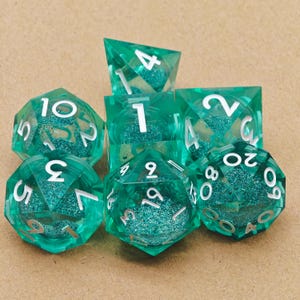 Liquid Core D&D Würfel Set für Magiespiel, Dungeons and Dragons Würfel Set für DnD Geschenke, Resin D&D Würfel Set, Rolling Balance