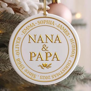 Kerstversieringsring voor grootouders – Gepersonaliseerde oma en opa, ring met namen van kleinkinderen, geboortejaar, gepersonaliseerd familie-aandenken, keramisch ornament