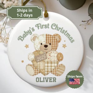Pode incluir: Enfeite de Natal de cerâmica branca com um design de ursinho de pelúcia. O urso segura uma placa em forma de coração com "2025". O enfeite diz "Baby's First Christmas" e "Oliver". O urso é feito de tecido de retalhos em tons de marrom e bege.
