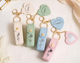 Llavero de lápiz labial personalizado con espejo, soporte para bálsamo labial grabado, llavero con flor de nacimiento, regalo para dama de honor, regalo para ella