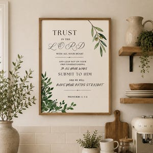 Puede incluir: Una lámina de arte mural rectangular en un marco de madera con el texto TRUST IN THE LORD WITH ALL YOUR HEART AND LEAN NOT ON YOUR OWN UNDERSTANDING IN ALL YOUR WAYS SUBMIT TO HIM AND HE WILL MAKE YOUR PATHS STRAIGHT PROVERBS 3: 5-6.