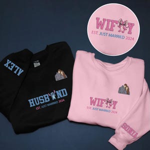 Puede incluir: Conjunto de sudaderas negras y rosas con dise&ntilde;os a juego. La sudadera negra tiene impreso "HUSBAND" y "ALEX", mientras que la sudadera rosa dice "WIFEY" y "SONIA". Ambas dicen "EST. JUST MARRIED 2024".