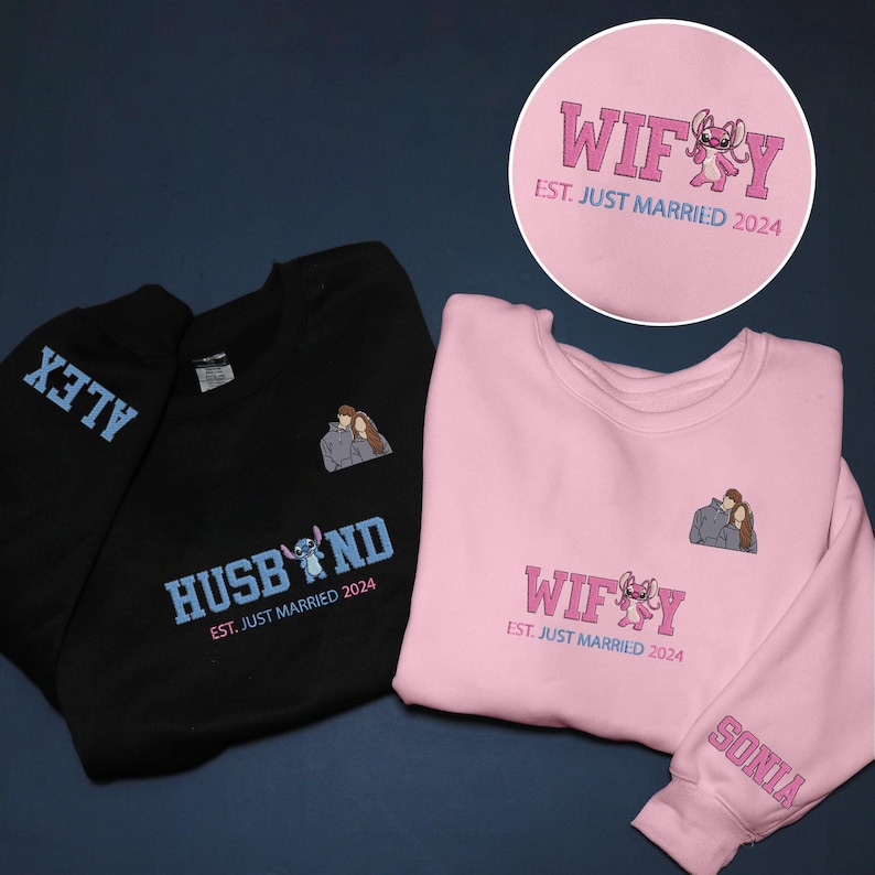 Puede incluir: Conjunto de sudaderas negras y rosas con dise&ntilde;os a juego. La sudadera negra tiene impreso "HUSBAND" y "ALEX", mientras que la sudadera rosa dice "WIFEY" y "SONIA". Ambas dicen "EST. JUST MARRIED 2024".