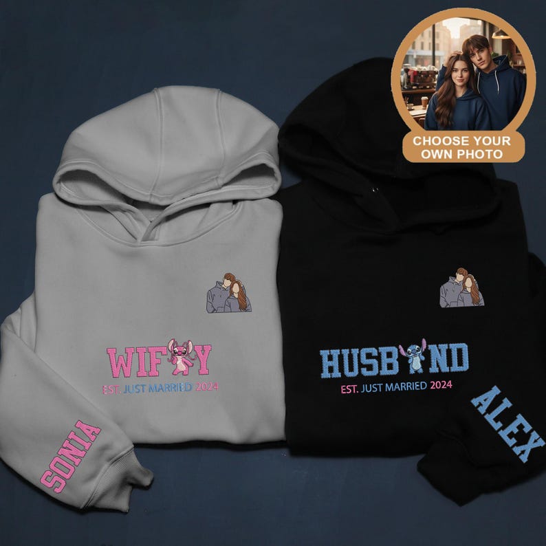 Puede incluir: Dos sudaderas con capucha, una gris claro y otra negra, con texto y gr&aacute;ficos bordados. La sudadera gris dice "WIFEY" con un personaje de dibujos animados y "EST. JUST MARRIED 2024". La sudadera negra dice "HUSBAND" con un personaje de dibujos animados y "EST. JUST MARRIED 2024".