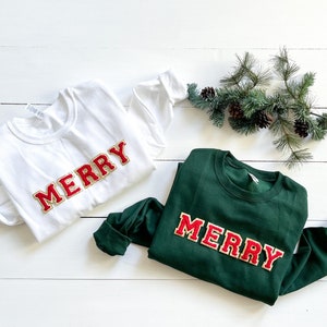 Feliz Vermelho + Remendo de Letra de Chenille com Brilho Dourado Moletom Com Gola Redonda | Camisa de Natal | festivo | feriado | unissex | lindo top de natal
