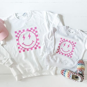 Passendes rosa kariertes Lightning Bolt Sweatshirt: Mommy & Me