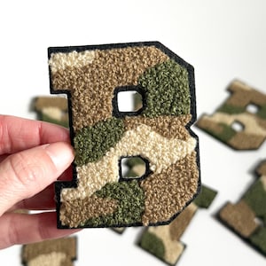 Parches termoadhesivos con letras de camuflaje verde oliva de 3,12" con borde negro (8 cm)