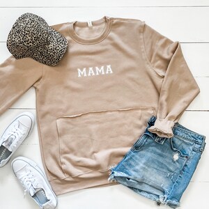 Raw Edge Varsity Letter Mama Sudadera / arena / bronceado / bolsillo delantero / suave / vellón / sudadera mamá / cuello redondo / manga larga / jersey