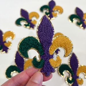 Parche para planchar Fleur De Lis Chenille: decoración de Mardi Gras con purpurina dorada
