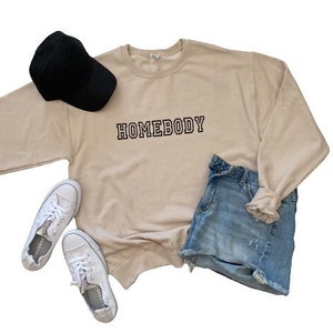 Varsity Letter Homebody Crewneck Sudadera / bronceado / camisa casera / vellón / manga larga / hogar dulce hogar / color arena