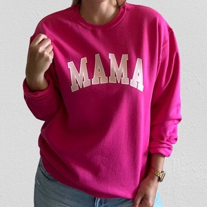 Hot Pink Varsity Letter Mama Crewneck Sudadera / vida de mamá / Día de la Madre / regalos para ella / mamá / linda camisa de mamá / vellón / jersey