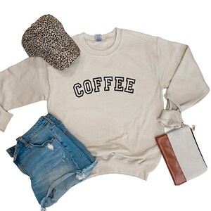 Varsity Letter Curved Coffee Sudadera / bronceado / simple / amante del café / idea de regalo / adicto a la cafeína / vellón / café con leche / cuello redondo
