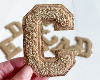 Parche de letras de chenilla marrón claro: inicial universitaria termoadhesiva con borde dorado brillante (8 cm)