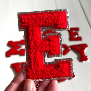 Patches de letras em chenille vermelho brilhante + glitter prateado de 3,12 pol. | Letras de Natal | letras felpudas | Faça você mesmo | times esportivos | alegre | universitário