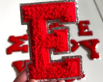 Écusson à lettres chenille rouge vif + paillettes argentées de 3,12 po. | Lettres de Noël | lettres floues | DIY | équipes sportives | joyeux | université