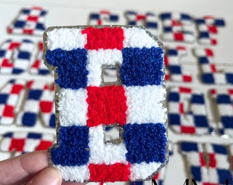 Parche termoadhesivo con letras a cuadros rojos, blancos y azules y purpurina plateada