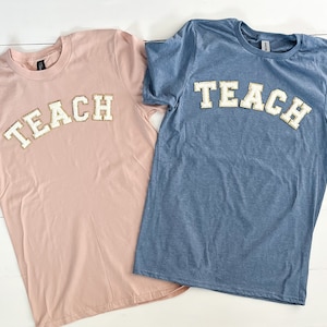 Parche de letra de chenilla con brillo blanco + dorado ENSEÑAR camiseta de manga corta / maestro / regreso a la escuela / aprender / regalo de maestro