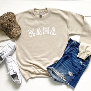 Varsity Letter Mama Sudadera / letras curvas / día de la madre / vida de mamá / mamá / vellón / jersey / linda camisa de mamá / bronceado / regalos para ella