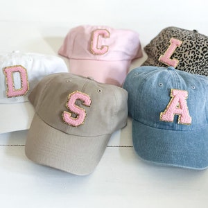 Gorras de béisbol con parche de letras de chenilla rosa claro y dorado para adultos y niños, con monograma, nombre, personalizadas, ajustables y para mamá y yo.