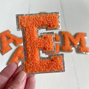 Patch de letras em chenille com glitter laranja: faça você mesmo para passar a ferro (8,8 cm)