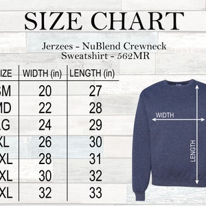 Puede incluir: Tabla de tallas para una sudadera con cuello redondo Jerzees NuBlend, que muestra las medidas en pulgadas de ancho y largo para las tallas S a 4XL.